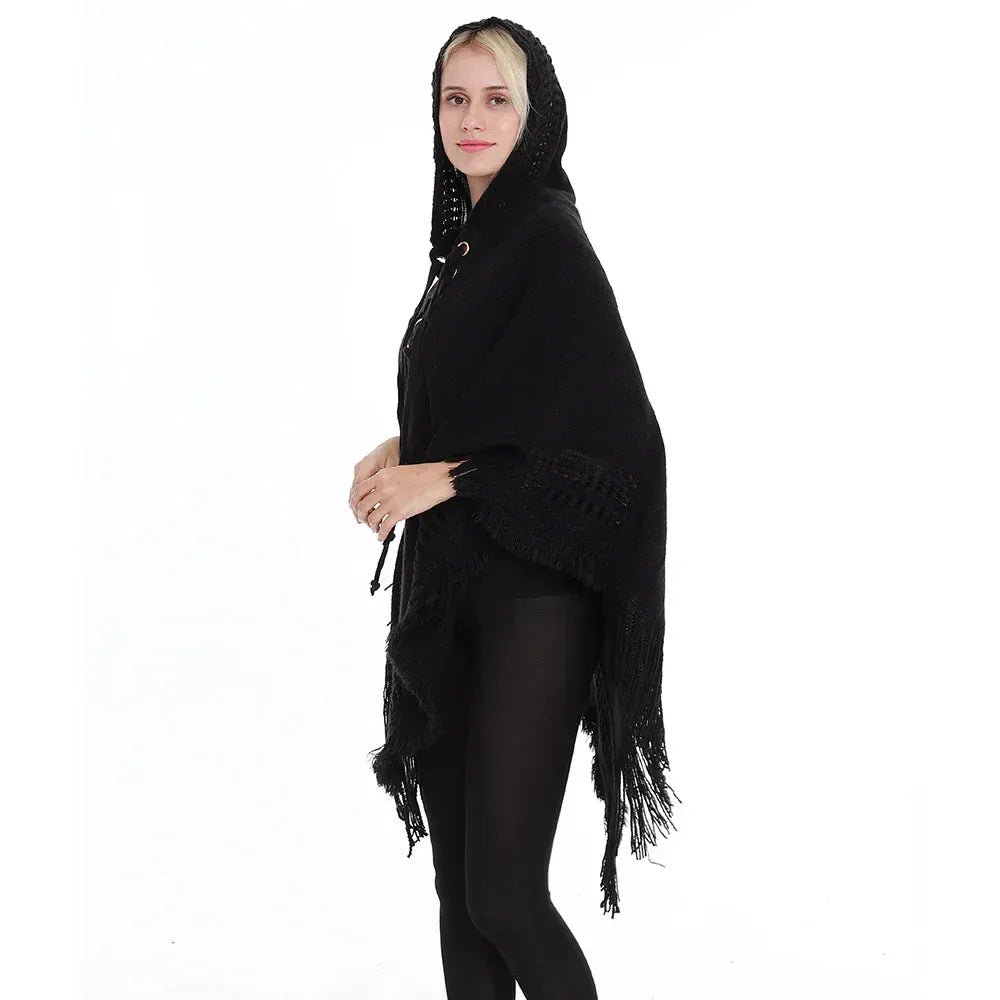 Virkattu poncho, jossa huppu ja hapsut