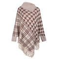 Neuleponcho korkealla kauluksella