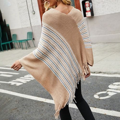 Etninen poncho tupsuilla