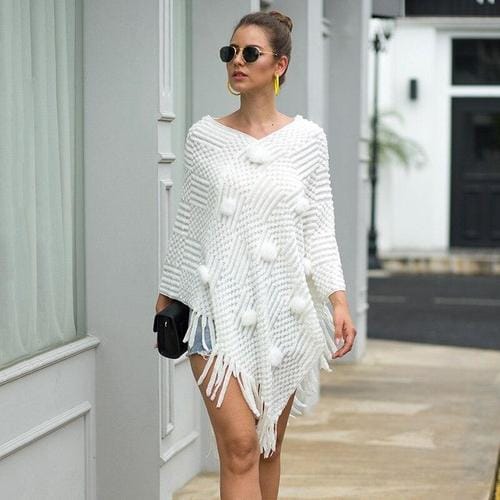 Hieno naisten poncho tupsuilla
