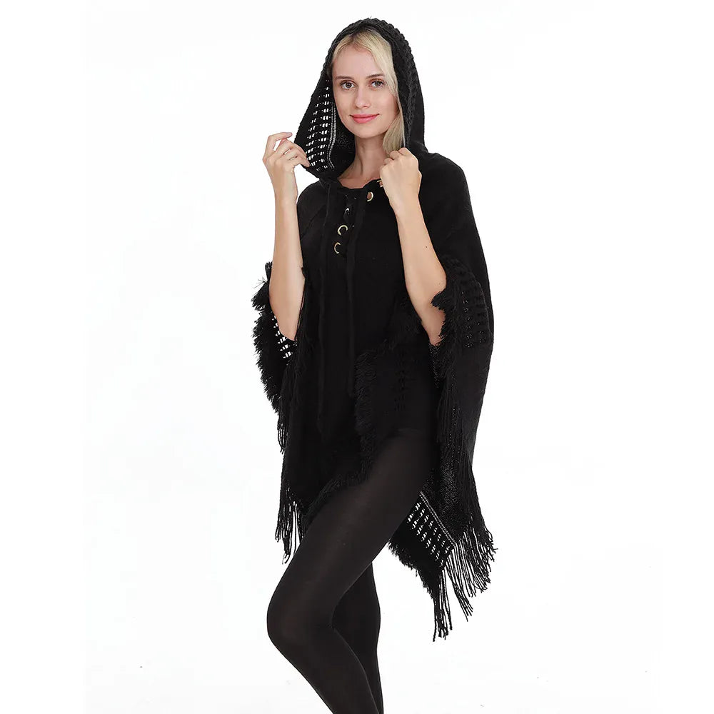 Virkattu poncho, jossa huppu ja hapsut