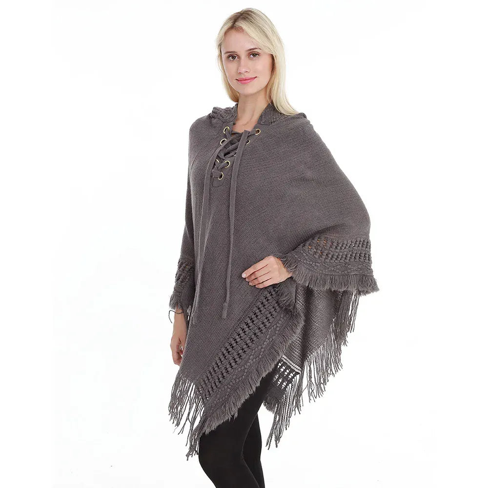 Virkattu poncho, jossa huppu ja hapsut