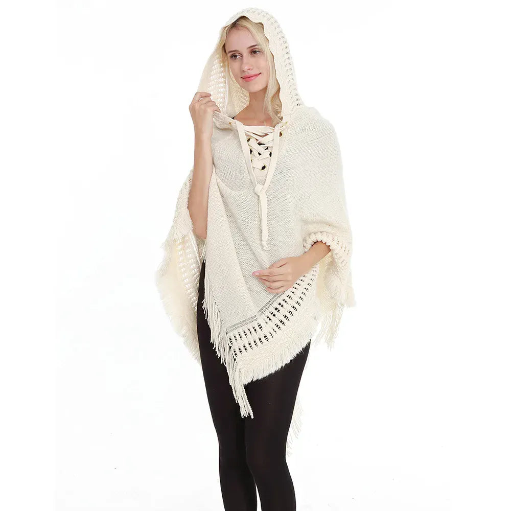 Virkattu poncho, jossa huppu ja hapsut