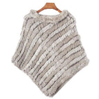 Raidallinen turkisnaisten poncho