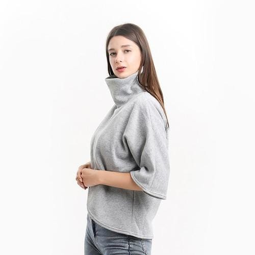Ruudullinen naisten poncho pystypääntiellä