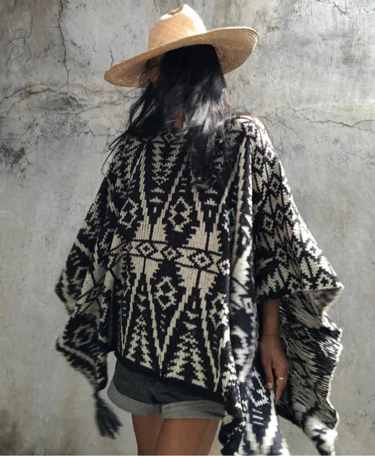 Atseki-poncho geometrisella mustavalkoisella kuviolla