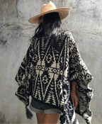 Atseki-poncho geometrisella mustavalkoisella kuviolla