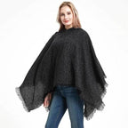 Pitkä kirjava naisten poncho