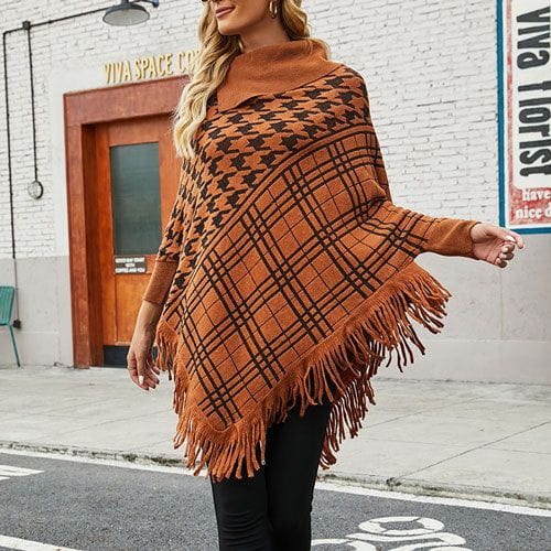 Neuleponcho korkealla kauluksella