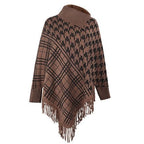 Neuleponcho korkealla kauluksella